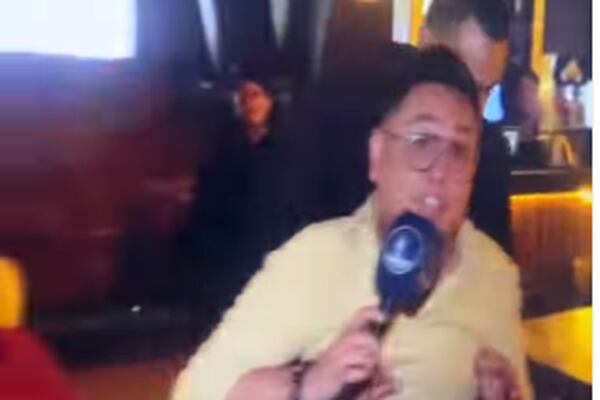 VIDEO: Lazito fue sacado a empujones por la seguridad de un restaurante al intentar entrevistar a Joselyn Encalada