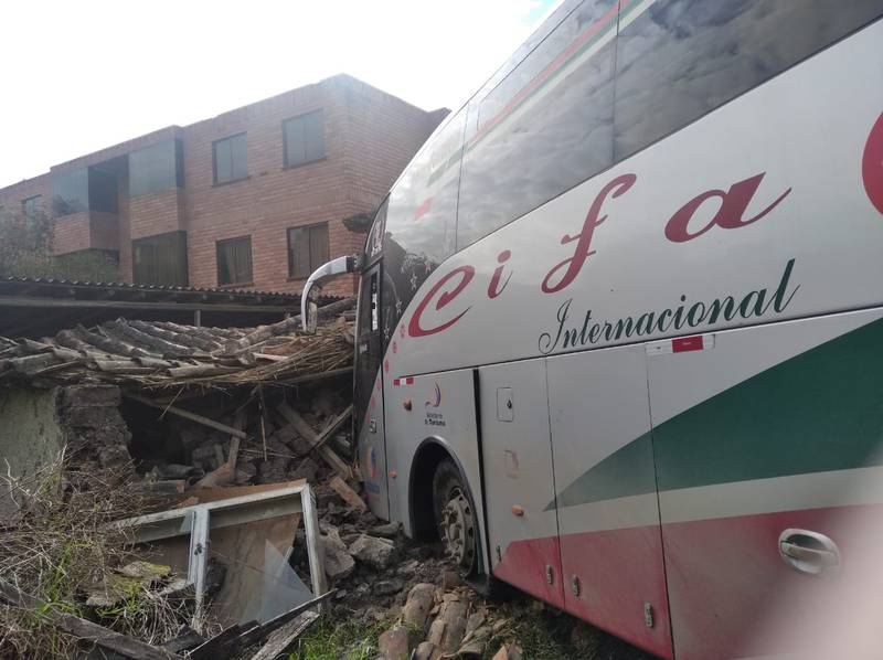 El bus perdió pista y se impactó contra una vivienda en Cuenca.