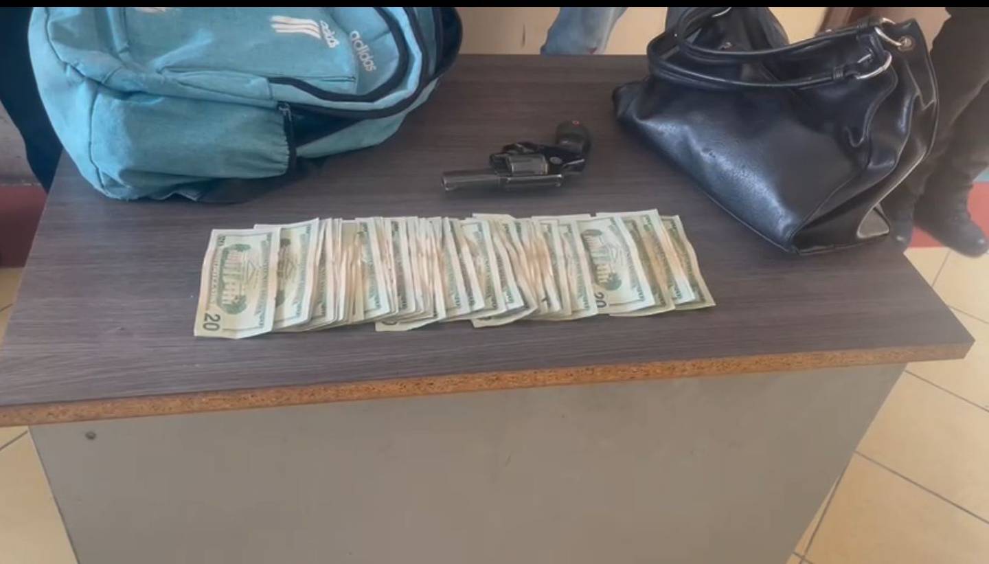 Agente recuperó USD 1 000 que delincuentes le robaron a ciudadana.