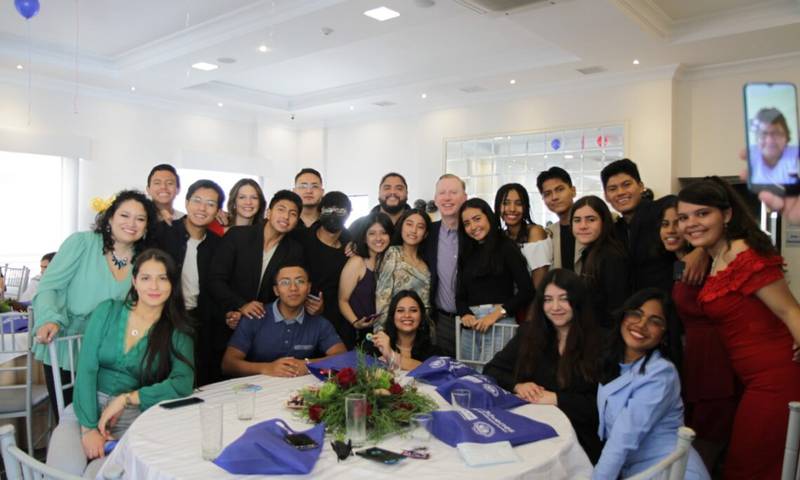Michael J. Fitzpatrick, Embajador de los Estados Unidos en el Ecuador, junto con un grupo de Jóvenes Embajadores durante la graduación y celebración de los 15 años de Jóvenes Embajadores en el Ecuador.