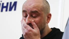 ¡Milagro! Periodista ruso supuestamente muerto aparece en la rueda de prensa en que anunciaban su fallecimiento