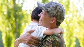 Esto es lo más tierno que verás hoy: soldado regresa disfrazado de tigre y sorprende a su hijo  