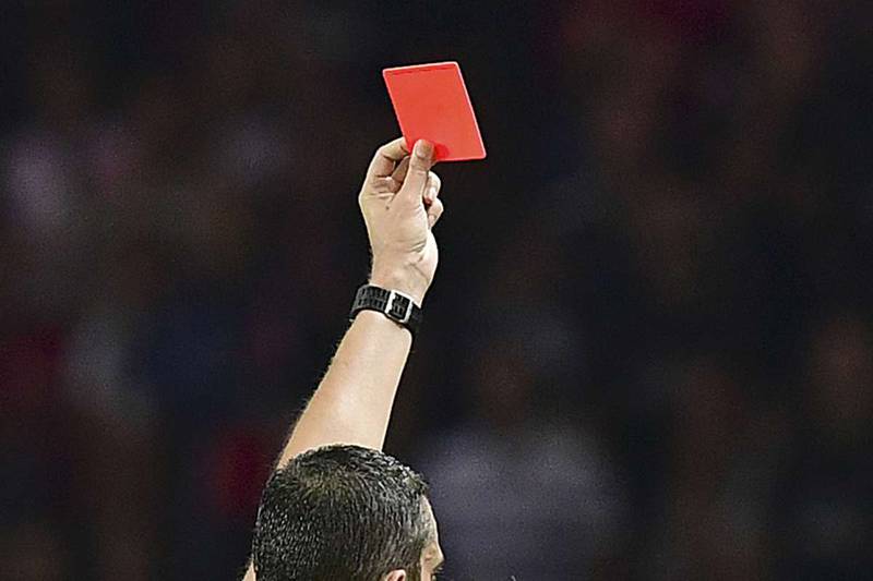 El futbolista vio la tarjeta roja y mas