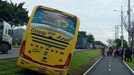 Un bus se volcó vía a la Costa y colapsa el tránsito vehicular este 22 de febrero