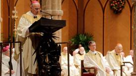 Poderoso cardenal del Vaticano Marc Ouellet califica de “maniobra política vacía” las acusaciones de encubrimiento de abusos sexuales contra el papa Francisco