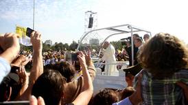 Desmayos, falta de café y vista tapada: así fue el lado B de la homilía del Papa en Chile