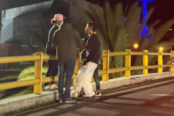 Jóvenes evitaron que una persona se lance del puente de la Av. República, en el norte de Quito 