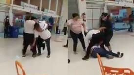 Guardia de centro comercial impide la entrada de una familia completa y lo golpean con un tolete