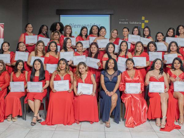 De Prati celebra la graduación de ‘Mujeres Confeccionistas’, impulsando su empoderamiento y desarrollo personal