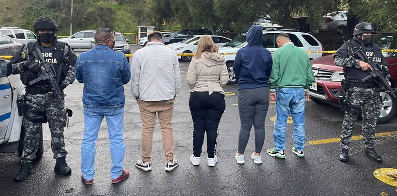 Detienen a cinco sospechosos en el Ministerio de Defensa en Quito; Se encontraron bolsas de dinero