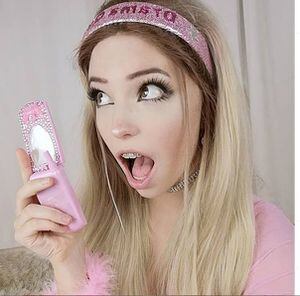 El agua de baño embotellada de Belle Delphine sacude las subastas de  -  Vandal