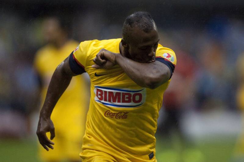 "Chucho" marcando uno de los 53 goles con las "Águilas"