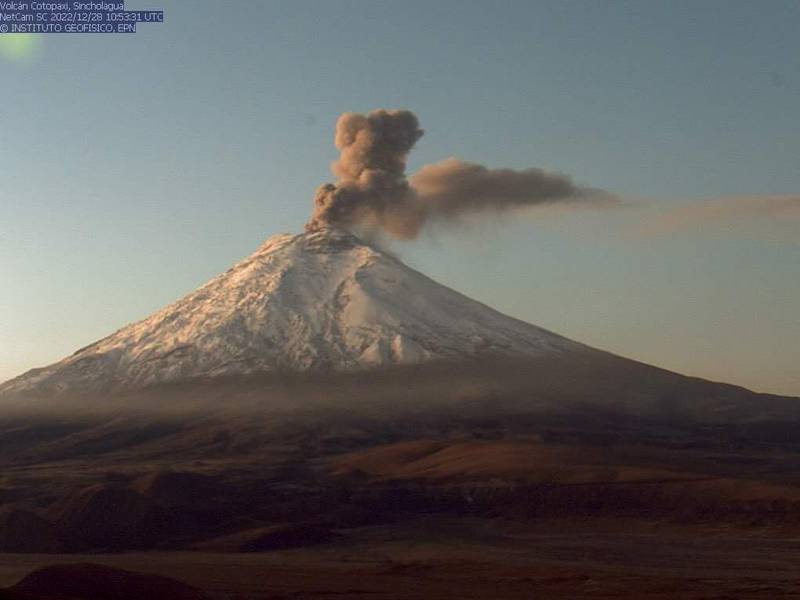 ¡Imponente y majestuoso! El volcán Cotopaxi amaneció despejado con una columna de 900 metros de vapor con poca ceniza