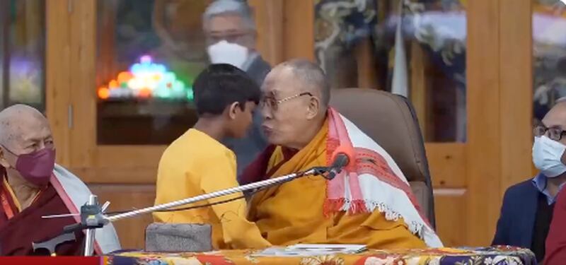 Dalái Lama intentó besar a un niño