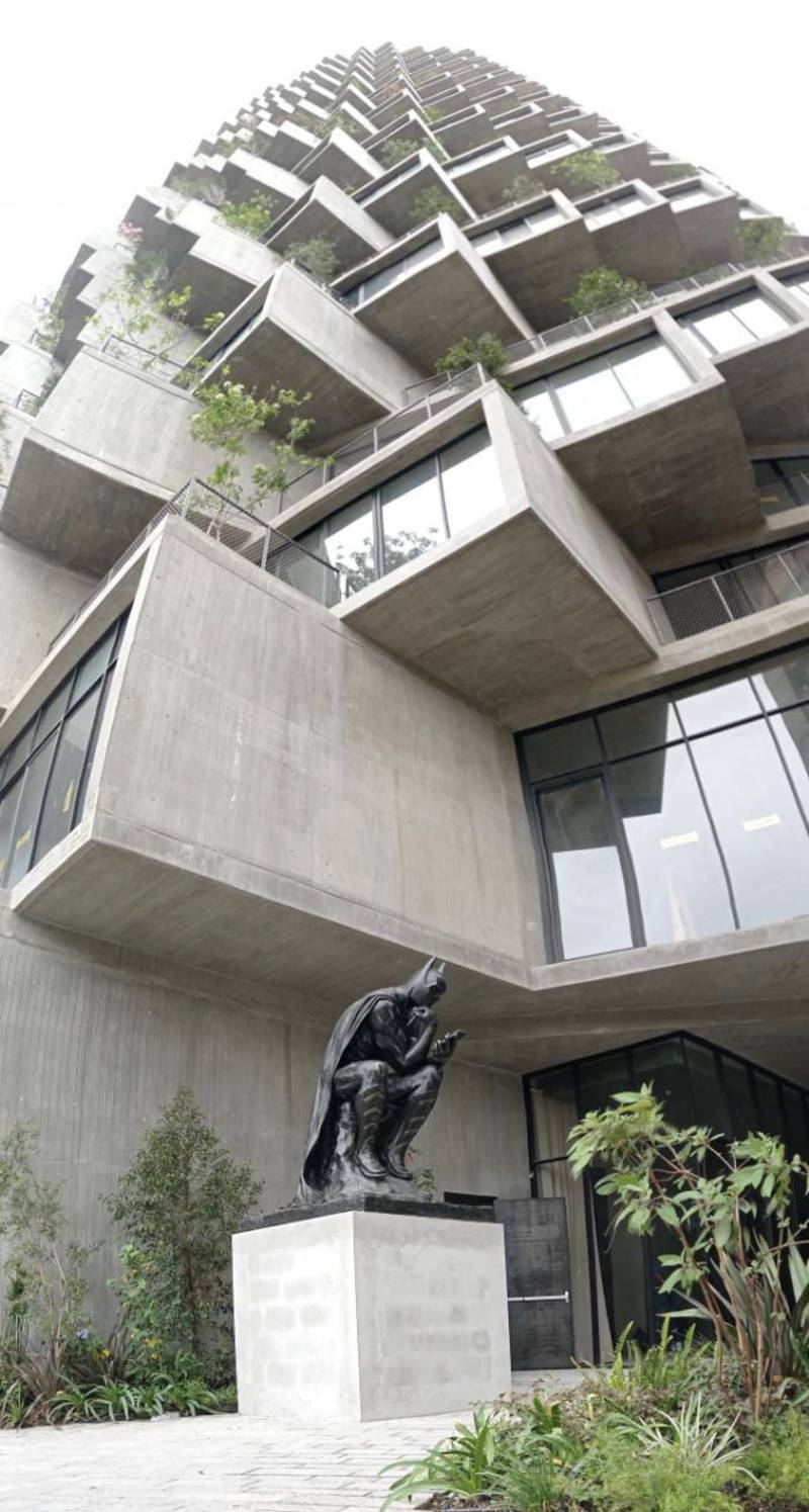 Un Batman distraído con su celular fue instalado en un edificio de 32 pisos  en Quito – Metro Ecuador
