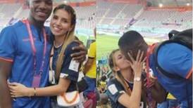 Con bolso Balenciaga y la camiseta del Chelsea: Así fue la novia de Moisés Caicedo para apoyarlo en su primer partido