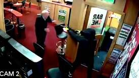 Anciano se enfrenta a ladrones y frustra asalto en bar