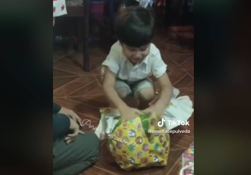 Niño es viral por su alegría al recibir sandía de regalo