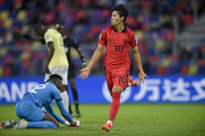 Bae Jun-ho festeja el segundo gol de Corea del Sur ante Ecuador
