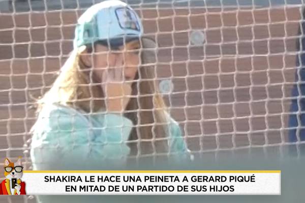 Shakira es captada sacándole el dedo medio a Gerard Piqué en mitad de un partido de su hijo