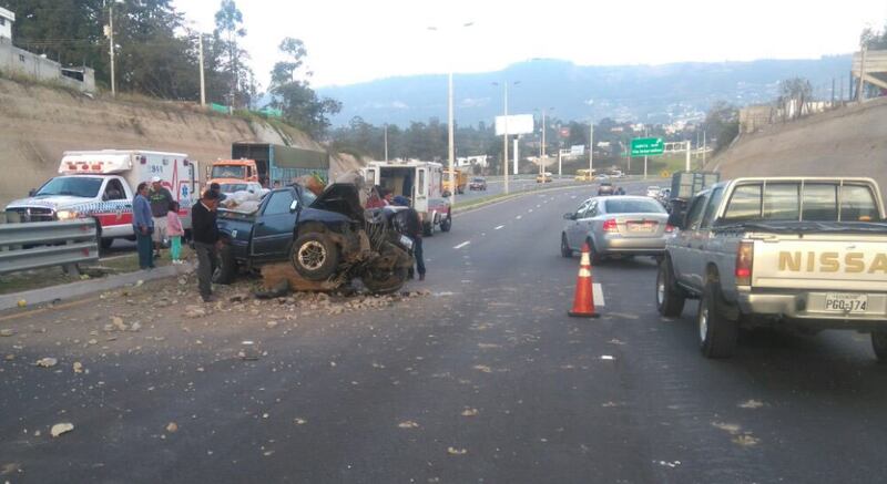 Accidente en el Km 6 de la Ruta Viva sentido Aeropuerto- Quito. Twitter @AMTQuito