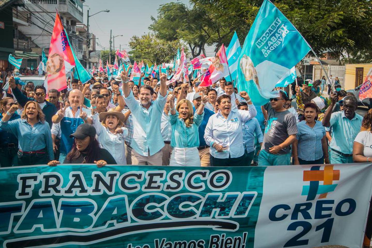 Representantes de numerosas
organizaciones sociales, gremiales y campesinas acompañaron a Francesco Tabacchi hasta el Consejo Nacional Electoral del Guayas.