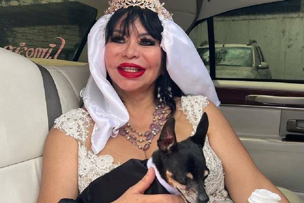 “El amor de mi vida”: mujer se vuelve viral tras casarse con su perro en San Valentín