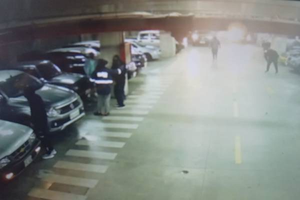 VIDEO: así fue como delincuentes se robaron vehículos del interior de un parqueadero de un mercado del norte de Quito
