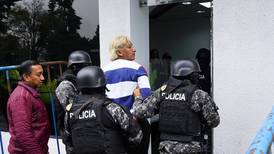 La reacción de Colón Pico cuando llega a la Unidad de Flagrancia, en Quito