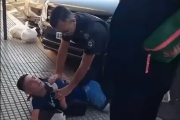 Un policía detuvo a un joven sin manos y sin piernas tras acusarlo de haber robado en Argentina