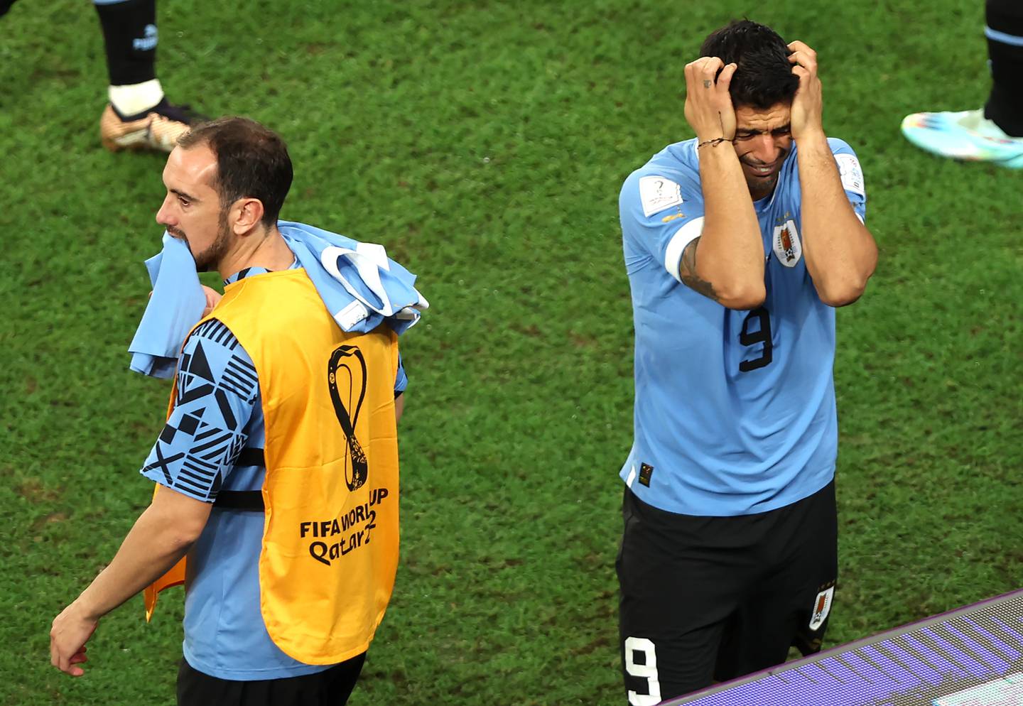 Luis Suarez  y Diego Godin de Uruguay reaccionan al final del partido de fútbol
