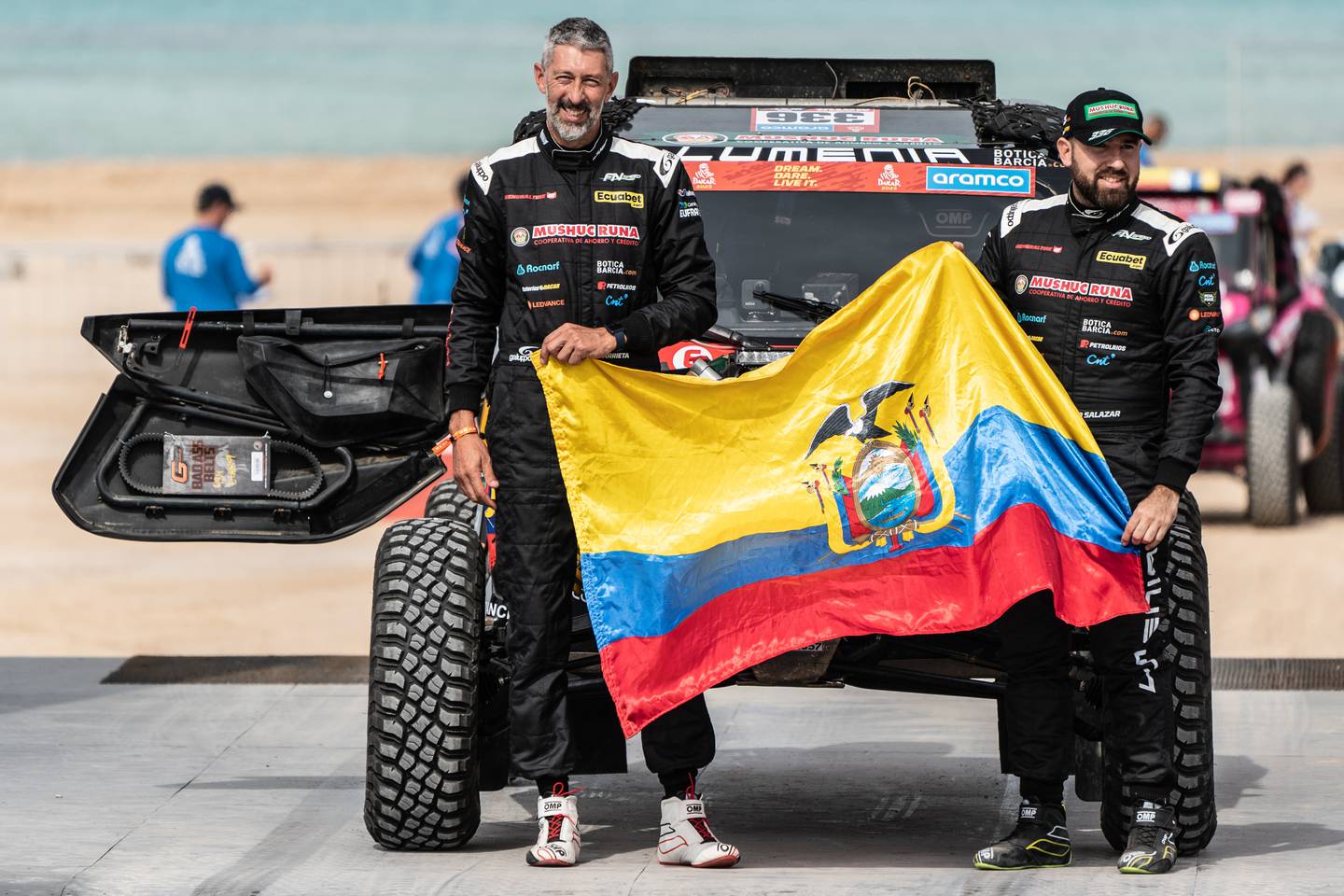 Brad Salazar junto a su copiloto Eugenio Arrieta exhíben su auto T3 prototipo ligero y la bandera tricolor.