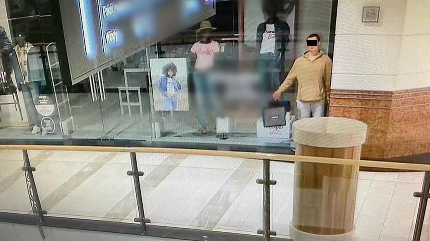 Un joven de 22 años intentó robar una tienda en Varsovia con métodos "poco convencionales".
