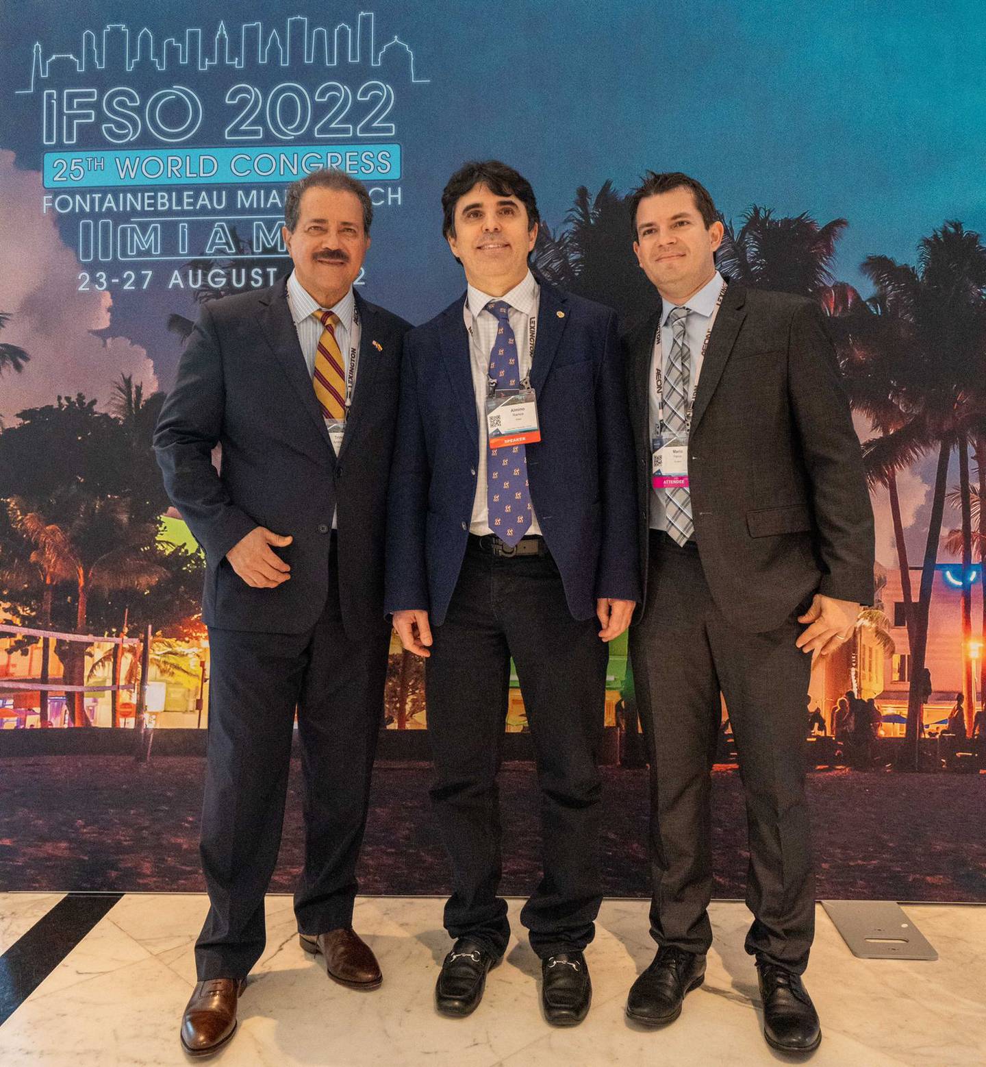 Los doctores Trino Andrade, Almino Ramos y Mario Ferrín, durante el congreso 2022 de la IFSO en Miami, EEUU.