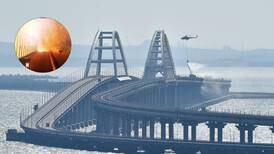 Impactante momento de la explosión del emblemático puente de Crimea, el más largo de Europa