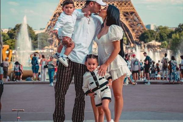 Sigue cumpliendo sus sueños: Kimberly Loaiza pasea por París junto a sus hijos
