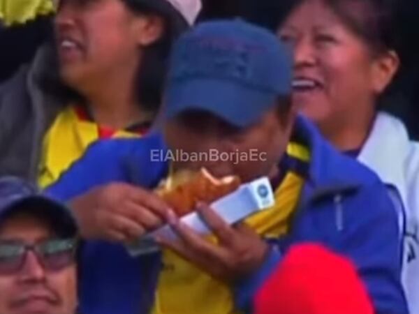 ¡Se busca! Federer regalará un año de hot dogs a hincha que se volvió viral en el partido Ecuador ante Uruguay 