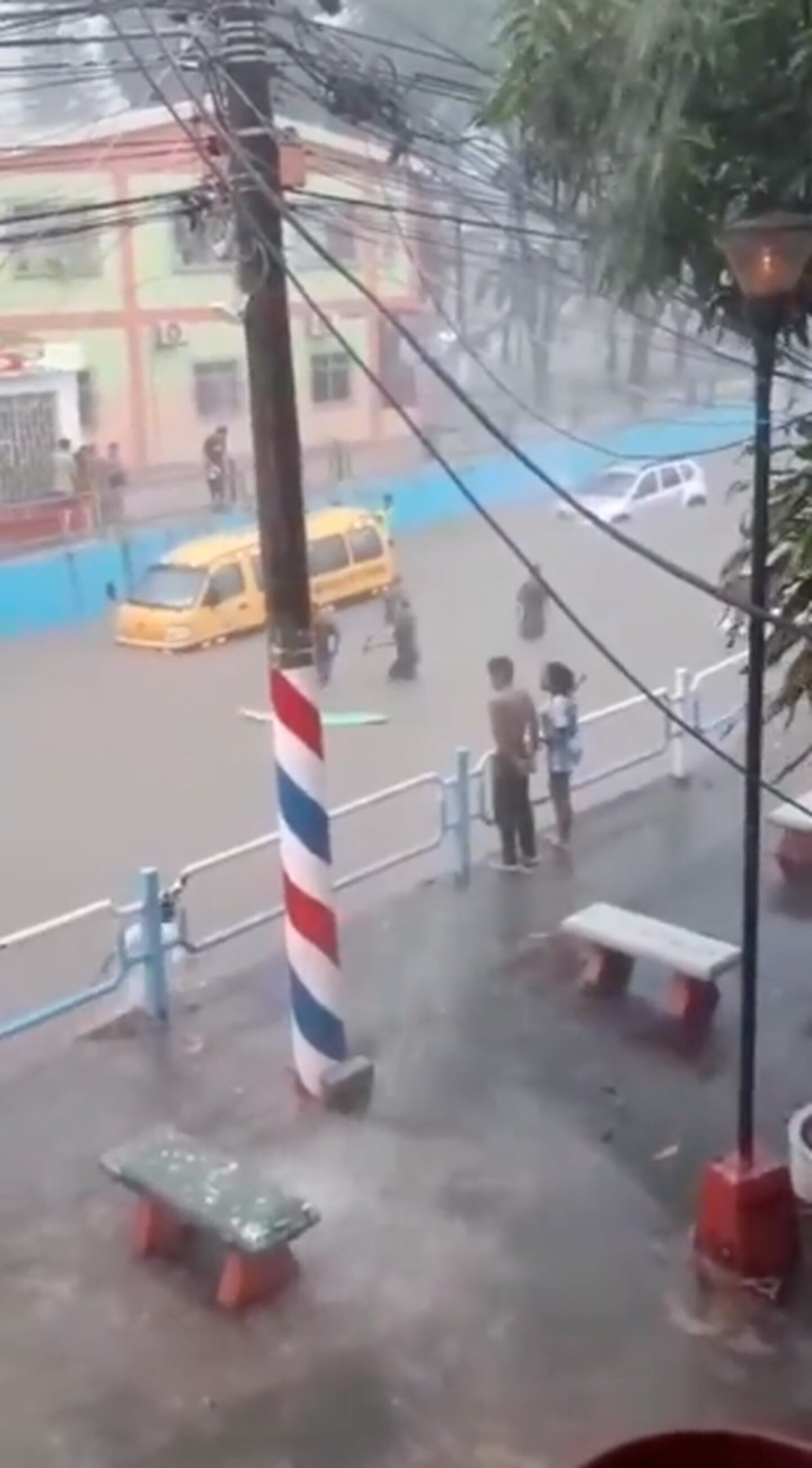 Habitantes aprovecharon para surfear mientras Guayaquil estaba inundadoC