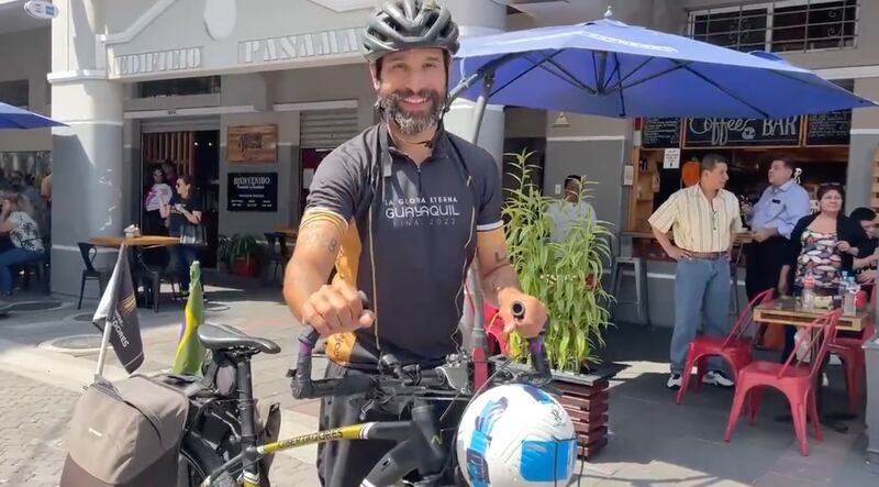 Diego Salgado, periodista brasileño, llegó a Guayaquil a puro pedal, el viaje le tomó 50 días.