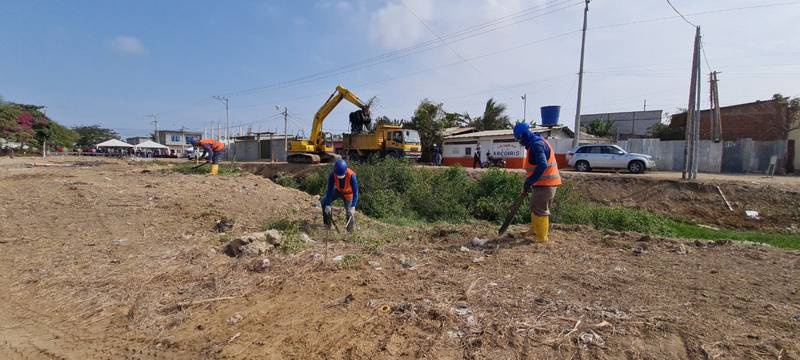 Personal de EMAPAG-EP remueve los escombros y basura del canal de la cooperativa 25 de Julio.
