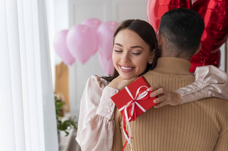 5 errores que todos los hombres deben evitar a la hora de comprar el regalo  para el Día de San Valentín - El Diario NY