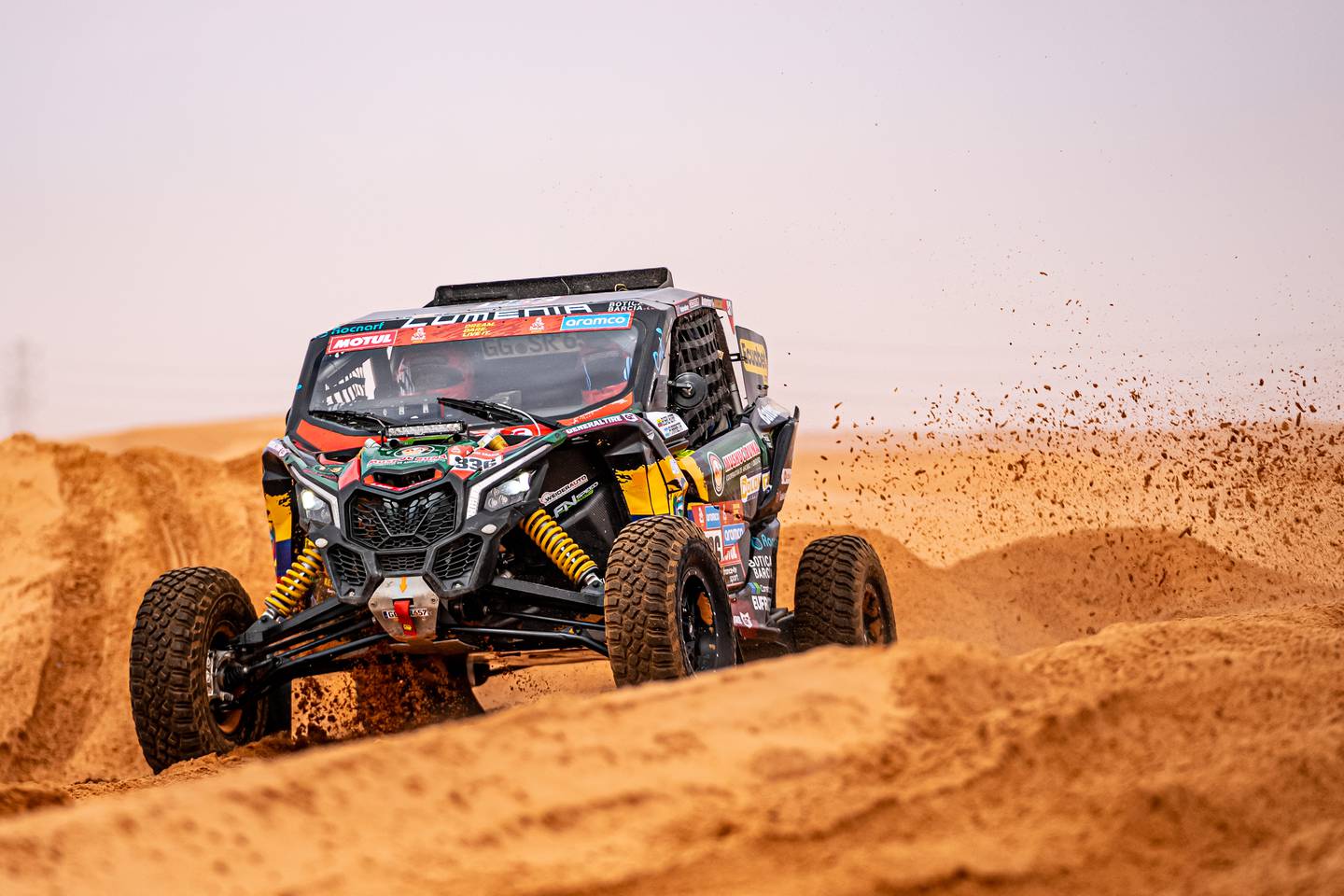 El auto de Brad Salazar en acción en el Rally Dakar 2023.