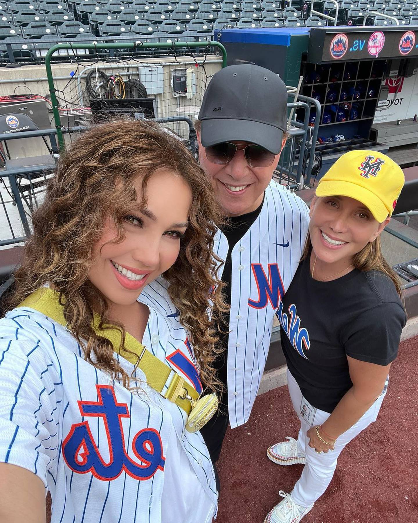 In front of the fans, Thalía seems unrecognizable
