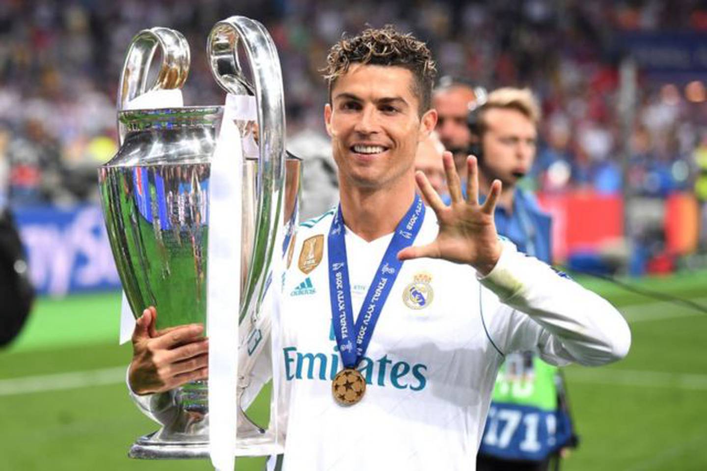 Cristiano Ronaldo levanta la 'orejona' en el Real Madrid.
