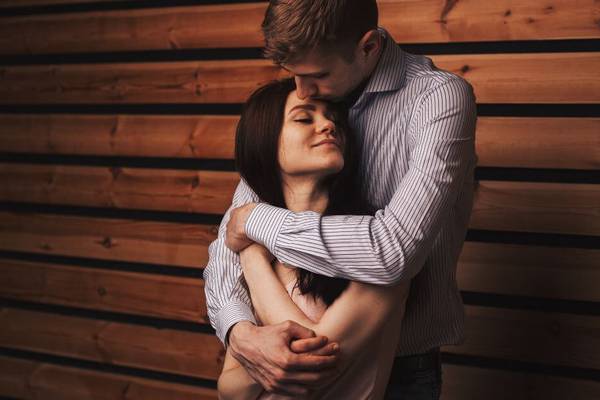 4 características de los abrazos de un hombre enamorado: así puedes saber si te quiere o no