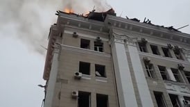 Bomberos luchan contra las llamas tras impacto de misiles rusos en Ucrania