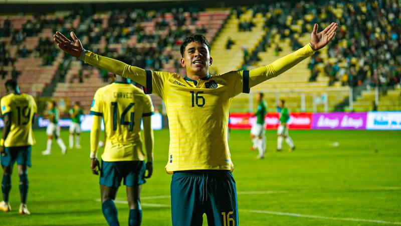 Kendry Páez con la Selección de Ecuador festejando su primer gol con La Tri
