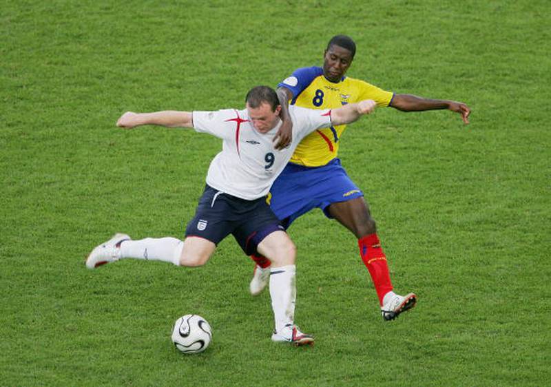 Edison Méndez ante Wayne Rooney en el Mundial de 2006