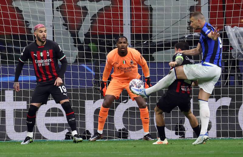Edin Dzeko rematando al arco de Maigman en el AC Milan vs FC Inter