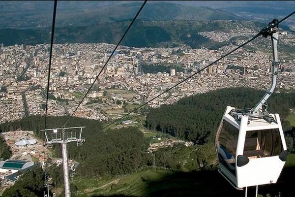 Más de 100 personas quedaron atrapadas por más de dos horas en el Teleférico de Quito por falla eléctrica